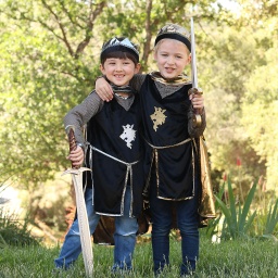 ENSEMBLE CHEVALIER ARGENTÉ AVEC TUNIQUE, CAPE ET COURONNE 5-6ANS