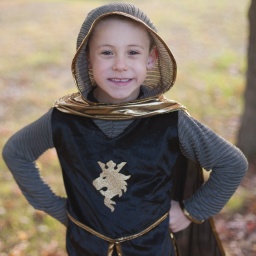 ENSEMBLE CHEVALIER OR AVEC TUNIQUE, CAPE ET COURONNE 5-6ANS